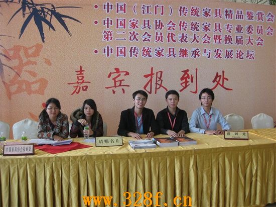 我站工作人員在宣傳書刊