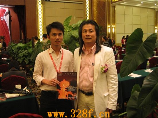 中國家具協(xié)會專業(yè)委員會副主任-伍炳亮與我站林經理合影