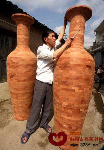 后畈村村民制作2.5米高的紅木大花瓶