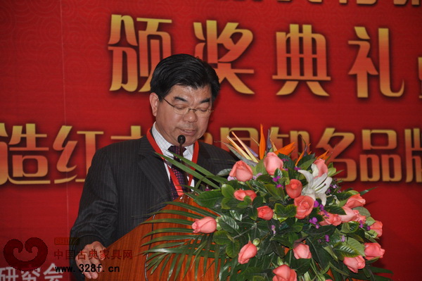 2010中國(guó)紅木家具行業(yè)風(fēng)云人物張祝林為高峰論壇演講