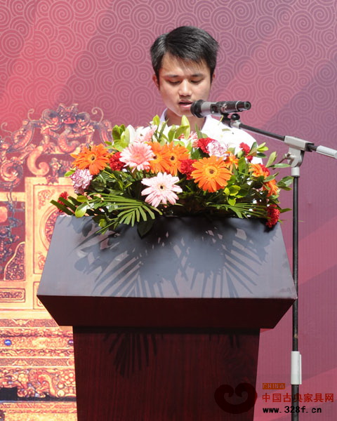 林偉華代表組委會在發(fā)布會上介紹2011總評榜籌備情況