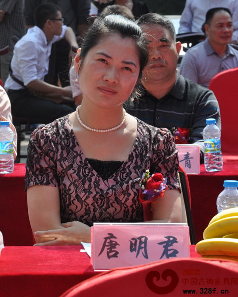 出席嘉賓：深圳寶安紅木家具協(xié)會秘書長唐明君