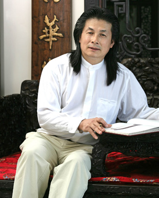 臺(tái)山伍氏興隆明式家具藝術(shù)有限公司董事長伍炳亮