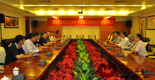 首屆《三鄉(xiāng)杯》古典家具創(chuàng)意設(shè)計(jì)大賽簽約儀式舉行