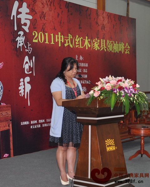 東莞名家具俱樂部秘書長方慧女士致辭