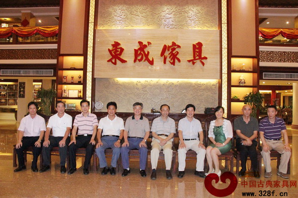 中國(guó)社科院副院長(zhǎng)朱佳木蒞臨東成紅木