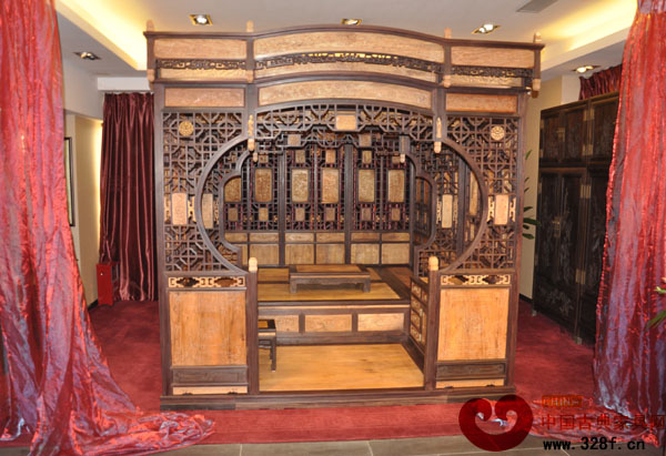 千工拔步床驚艷亮相 太興家具造紅木界“勞斯萊斯”