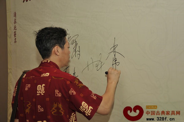 新會(huì)古典家具城總經(jīng)理林偉華