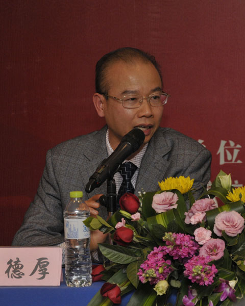 新會紅木家具行業(yè)協(xié)會會長、新會古典家具城董事長邱德厚