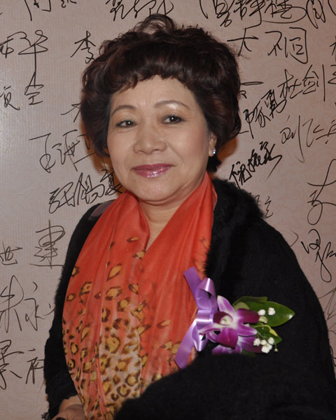 深圳深發(fā)紅木董事長(zhǎng)夫人陳賽鳳