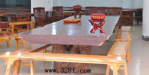 “兩千歲”茶幾 標(biāo)價２６萬元