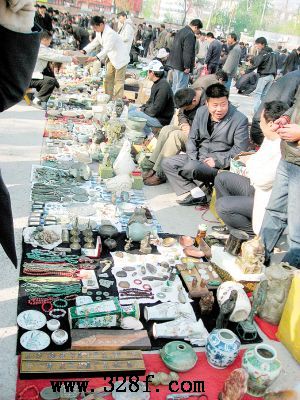 沈陽道逛地攤：古典家具成片 老舊書籍成垛