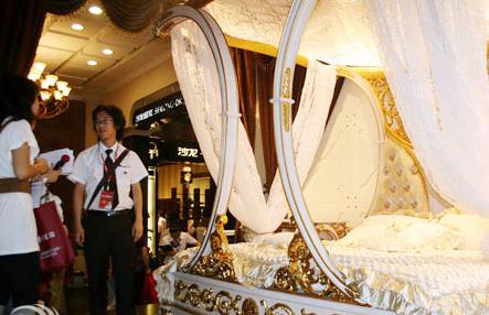 成都家具展開席 50萬元黃金床亮相展場 