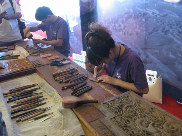 中國大涌紅木家具展會中-現(xiàn)場雕刻表演