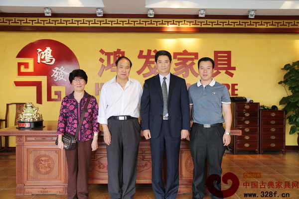 中家協(xié)理事長朱長嶺蒞臨鴻發(fā)家具參觀