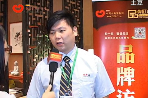 國(guó)壽紅木營(yíng)銷總監(jiān)王耀佳接受中國(guó)古典家具網(wǎng)記者采訪