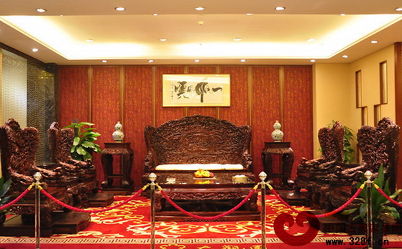 伍氏大觀園大紅酸枝百子千孫沙發(fā)：雕刀上的鬼斧神工