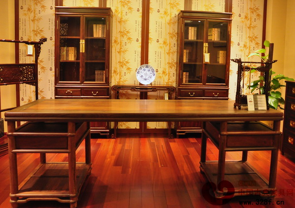 伍氏大觀園：獨(dú)板大紅酸枝家具為何更貴？