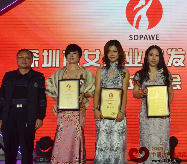 戴為紅木亮相“巾幗風(fēng)采秀”展情懷