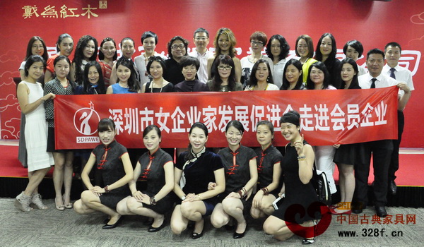 深圳“女將”蒞臨戴為紅木品中式文化