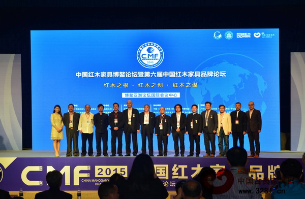 中國(guó)紅木家具博鰲論壇暨第六屆中國(guó)紅木家具品牌論壇主持人和出席嘉賓合影留念 中國(guó)紅木家具博鰲論壇暨第六屆中國(guó)紅木家具品牌論壇主持人和出席嘉賓合影留念