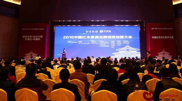 發(fā)布會(huì)現(xiàn)場(chǎng)各級(jí)領(lǐng)導(dǎo)、專家學(xué)者、經(jīng)銷商以及媒體云集 發(fā)布會(huì)現(xiàn)場(chǎng)各級(jí)領(lǐng)導(dǎo)、專家學(xué)者、經(jīng)銷商以及媒體云集