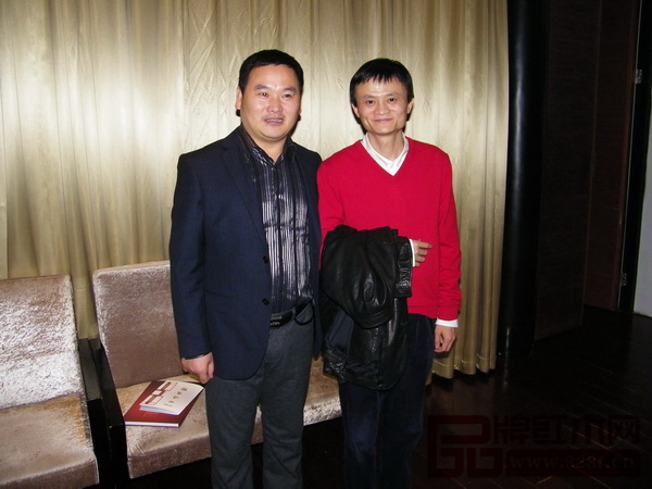 雅典紅木董事長包海深：紅木家具行業(yè)前景光明