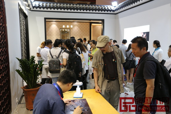 看永華紅木如何在上海家具展大放異彩