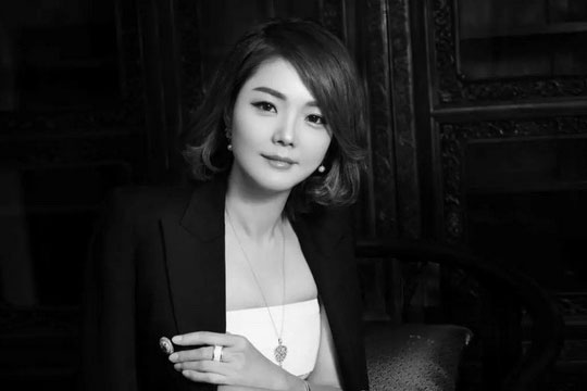 戴為紅木翁肖尤：中國紅木行業(yè)里倔強的“鏗鏘玫瑰”