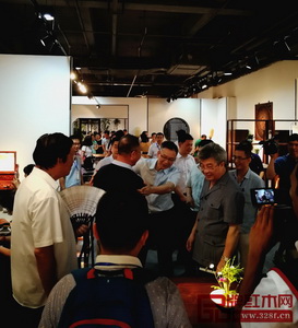 魯班木藝經(jīng)典明式家具得盛贊，斬獲新中式大會(huì)“金鉆獎(jiǎng)”