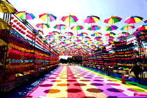 “風(fēng)雨彩虹一家人”新會(huì)古典家具城2017年會(huì)圓滿(mǎn)舉行