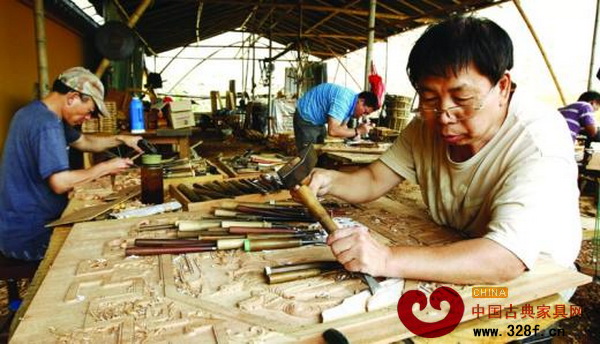 木雕藝人靈活使用不同雕刀打造精美的木雕作品 木雕藝人靈活使用不同雕刀打造精美的木雕作品