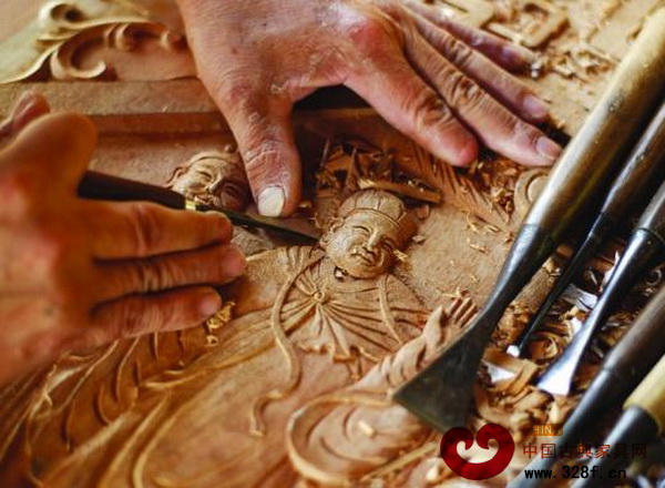 木雕藝人正在細(xì)致的刻畫木雕作品中的人物形象 木雕藝人正在細(xì)致的刻畫木雕作品中的人物形象