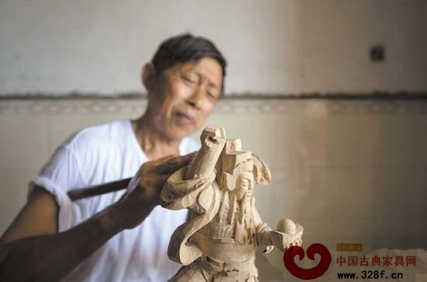 畫好輪廓,謝樹榮開始進(jìn)行雕刻 畫好輪廓,謝樹榮開始進(jìn)行雕刻