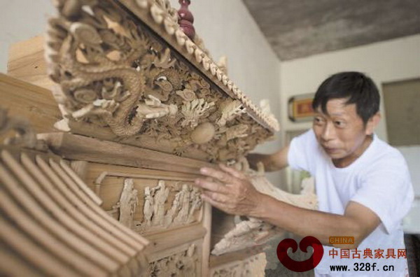 謝樹榮對自己的木雕作品總是一絲不茍,雕刻完后會仔細(xì)檢查。 謝樹榮對自己的木雕作品總是一絲不茍,雕刻完后會仔細(xì)檢查。