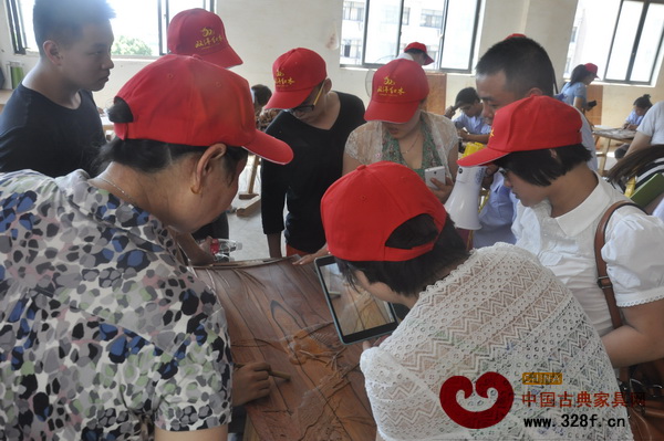 雙洋紅木銷售精英學(xué)習(xí)班的學(xué)員們?cè)谧屑?xì)觀看絲翎檀雕工藝 雙洋紅木銷售精英學(xué)習(xí)班的學(xué)員們?cè)谧屑?xì)觀看絲翎檀雕工藝