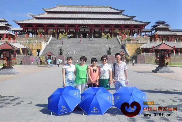 學(xué)員們撐著雙洋紅木遮陽傘游玩秦王宮 學(xué)員們撐著雙洋紅木遮陽傘游玩秦王宮