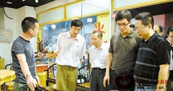 復(fù)評小組在新會(huì)古典家具城博覽中心考察 