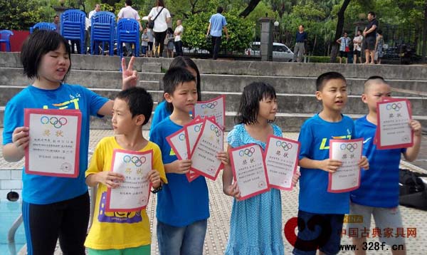 家長給獲獎的孩子們拍照留念 