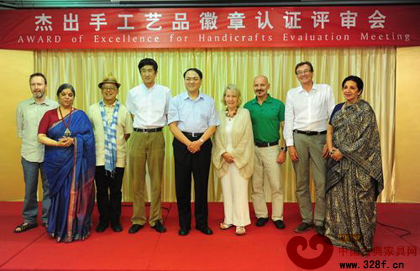 2014年度“聯(lián)合國教科文組織杰出手工藝品徽章”認(rèn)證評審委員與主辦方合影 2014年度“聯(lián)合國教科文組織杰出手工藝品徽章”認(rèn)證評審委員與主辦方合影