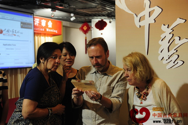 評審委員正在對作品進(jìn)行仔細(xì)的評比 評審委員正在對作品進(jìn)行仔細(xì)的評比