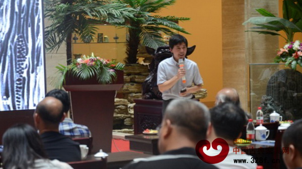 南京林業(yè)大學(xué)木材科學(xué)研究中心主任、東陽市紫檀博物館首屆評鑒委員會委員徐魁梧教授作“論檀”學(xué)術(shù)會主講