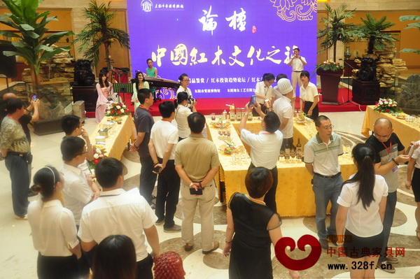 東陽市紫檀博物館工作人員現(xiàn)場為嘉賓演示制作小葉紫檀酒