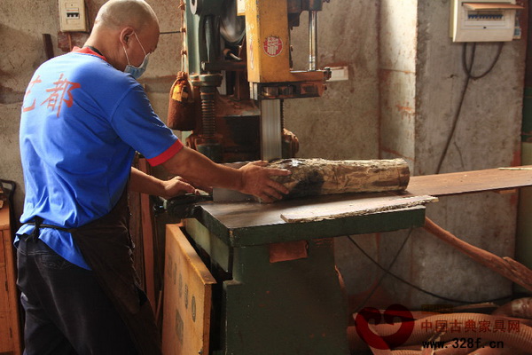 木工正在開(kāi)料