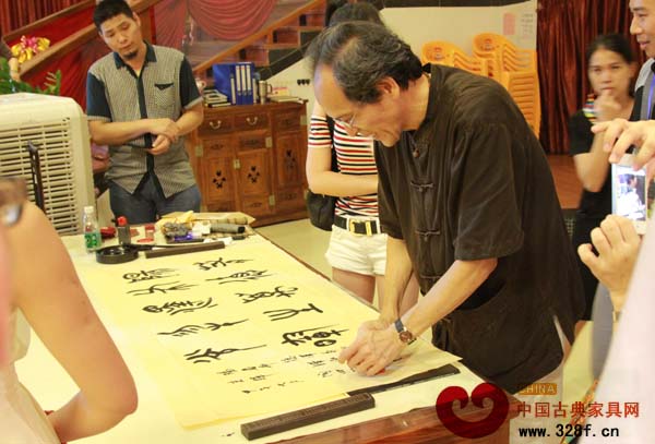 江門市政協(xié)書畫院副院長(zhǎng)陶四強(qiáng)在活動(dòng)現(xiàn)場(chǎng)進(jìn)行書法展示