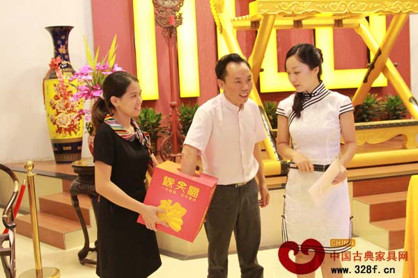 源天福紅木家具有限公司董事長(zhǎng)劉飛兵為大家抽獎(jiǎng)