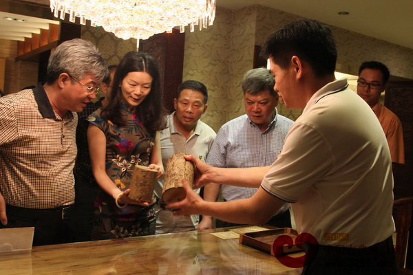 導(dǎo)嘉賓與紅古軒營銷總監(jiān)楊晶（左二）交流討論