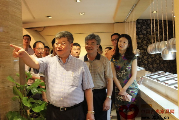 在紅古軒紅木文化館內(nèi),丘樹宏主席一行領(lǐng)略了紅木家具的風姿 在紅古軒紅木文化館內(nèi),丘樹宏主席一行領(lǐng)略了紅木家具的風姿