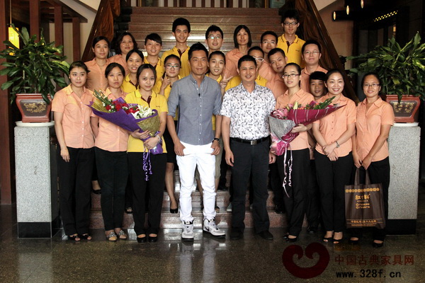 香港知名影星“四哥”馬浚偉與紅古軒團隊合影留念 香港知名影星“四哥”馬浚偉與紅古軒團隊合影留念