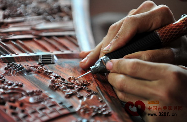 精雕細琢讓紅木家具更具視覺沖擊力 精雕細琢讓紅木家具更具視覺沖擊力